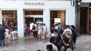 Colas en la inauguración del nuevo Starbucks del centro de A Coruña