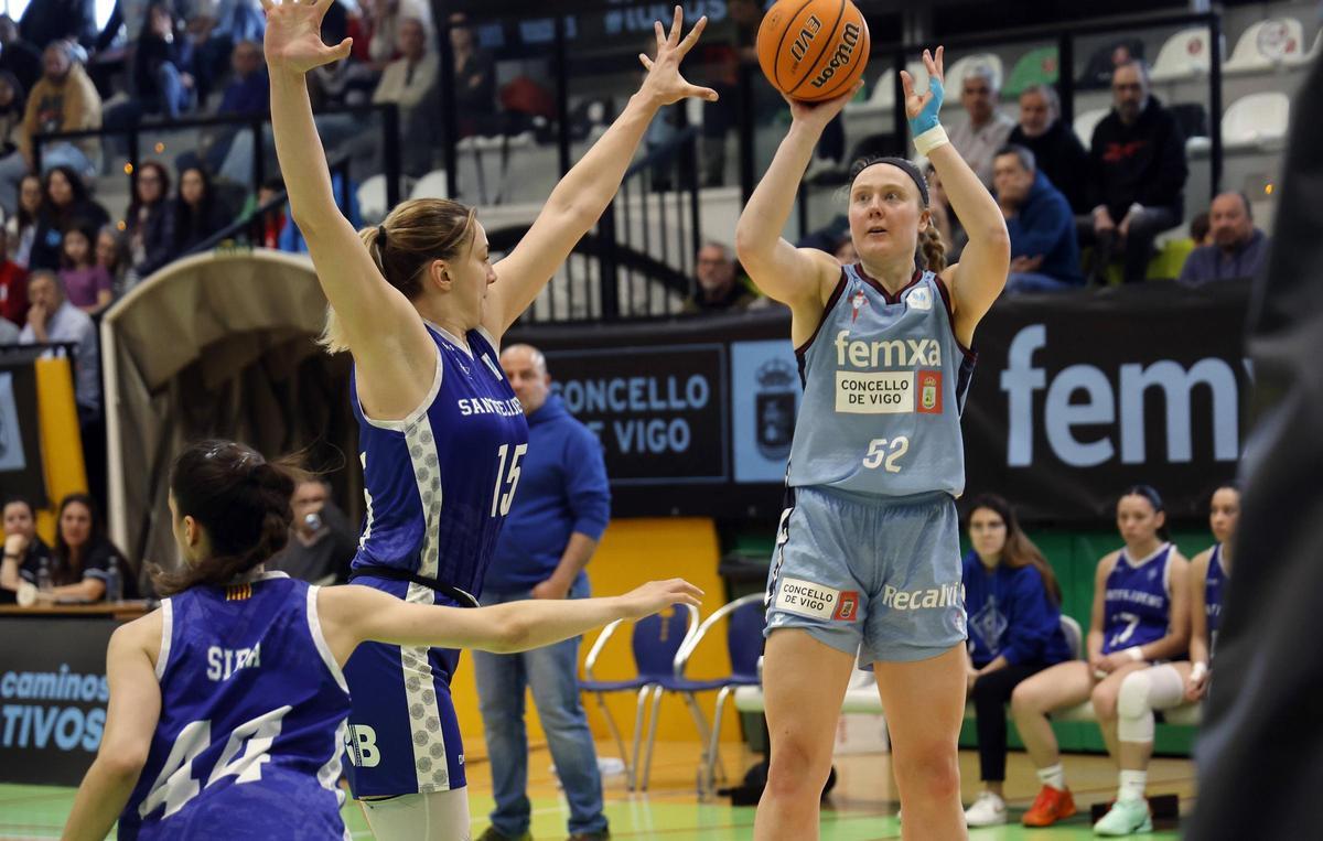 Kelliher lanza a canasta durante el partido.