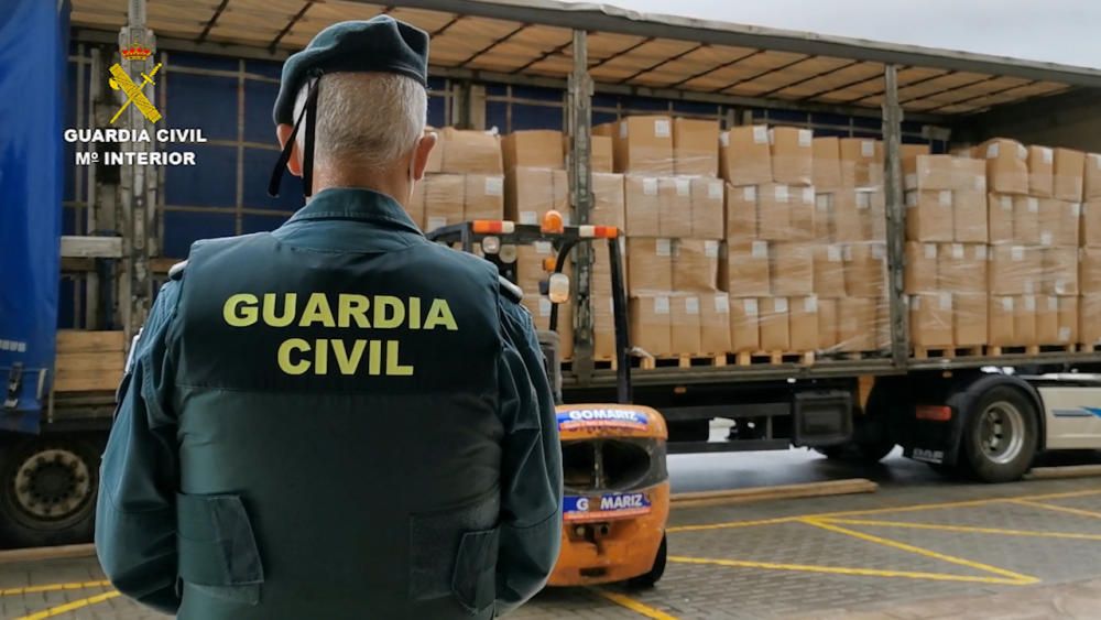 La Guardia Civil escoltó el camión sanitario desde la frontera con Portugal hasta Elche.