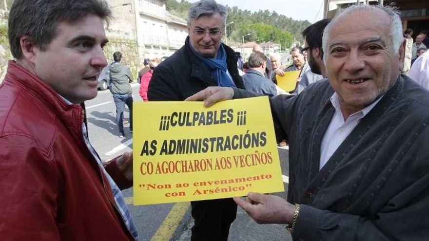 Asociaciones de toda Galicia acudieron a Punxín a solidarizarse con los vecinos por el conflicto del arsénico. // Jesús Regal