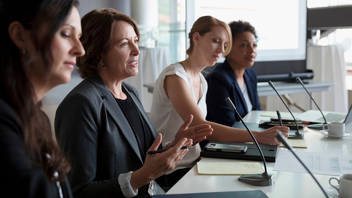 Varias mujeres directivas en una reunión de trabajo