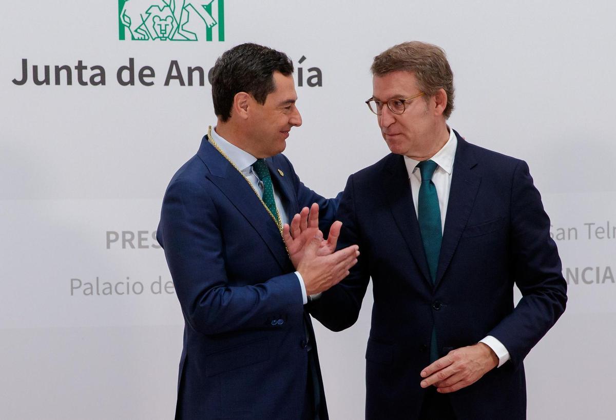 SEVILLA, 23/07/2022.- El presidente de la Junta de Andalucía, Juanma Moreno, y el presidente del PP, Alberto Nuñez Feijoo, conversando hoy sábado tras jurar el cargo para un nuevo mandato en un acto que se ha desarrollado ante la fachada del Palacio de San Telmo de Sevilla, sede de la Presidencia. EFE/Julio Muñoz