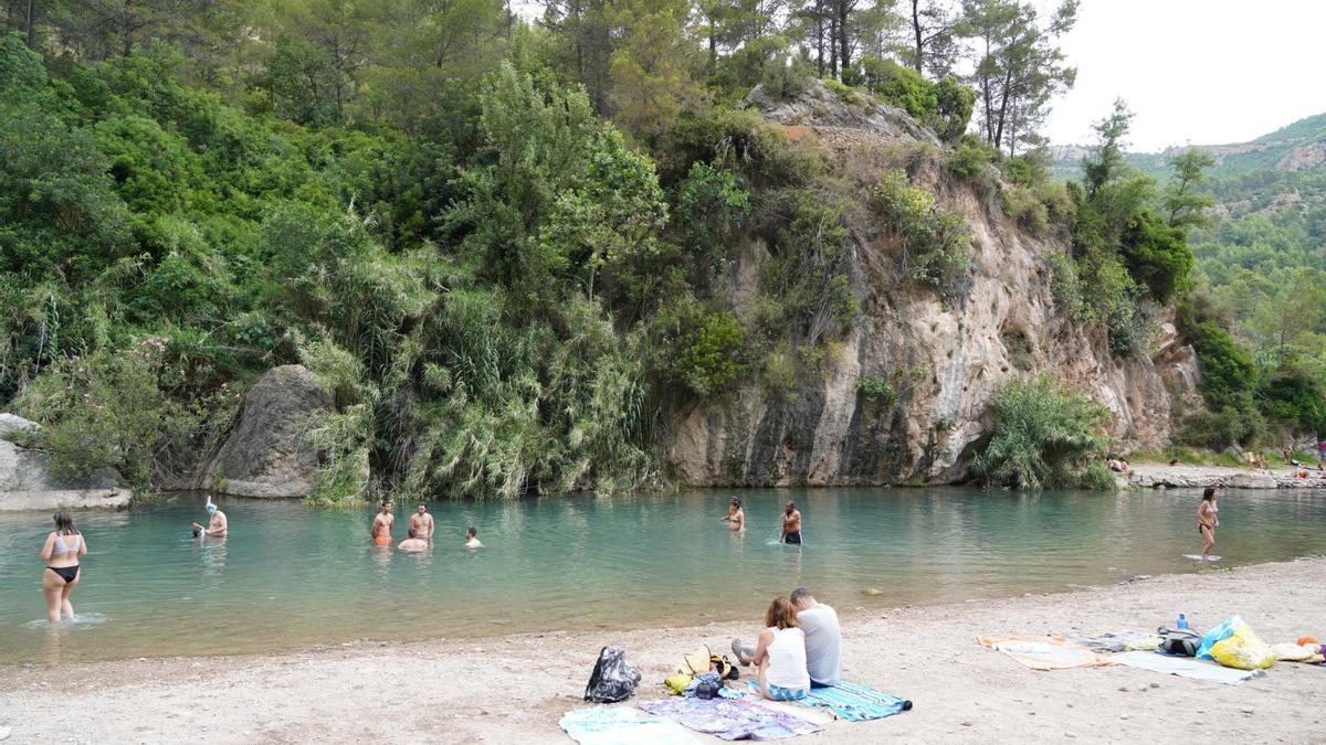 Son cientos los turistas que visitan cada año la Fuente de los Baños de Montanejos.
