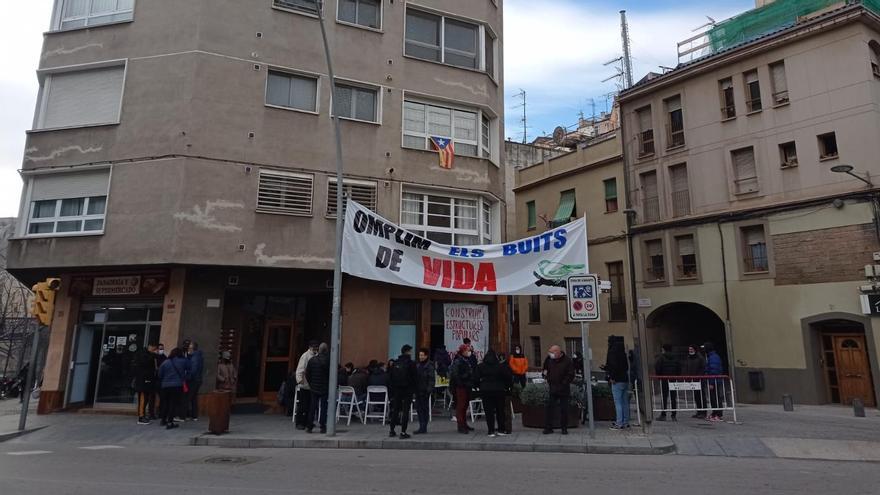 La PACH ocupa unes antigues oficines de Caixa de Manresa a la plaça Sant Ignasi