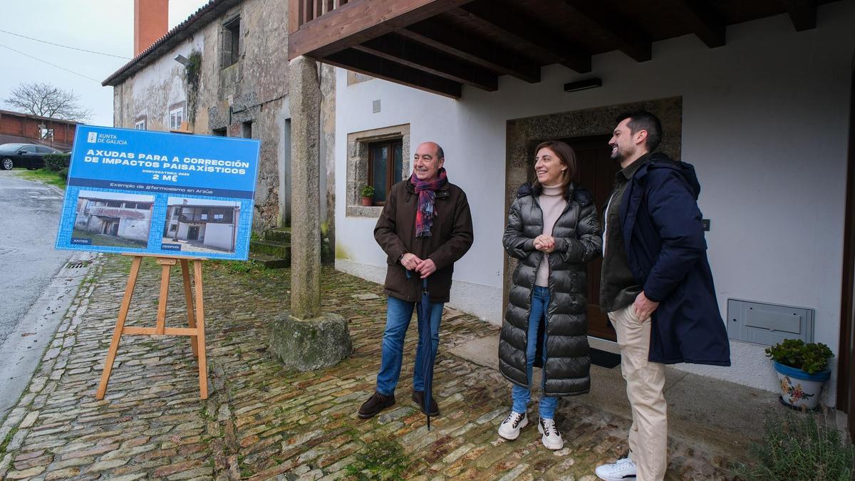 La conselleira (centro) visitó una de las casas rehabilitadas en Arzúa en el marco de este plan.
