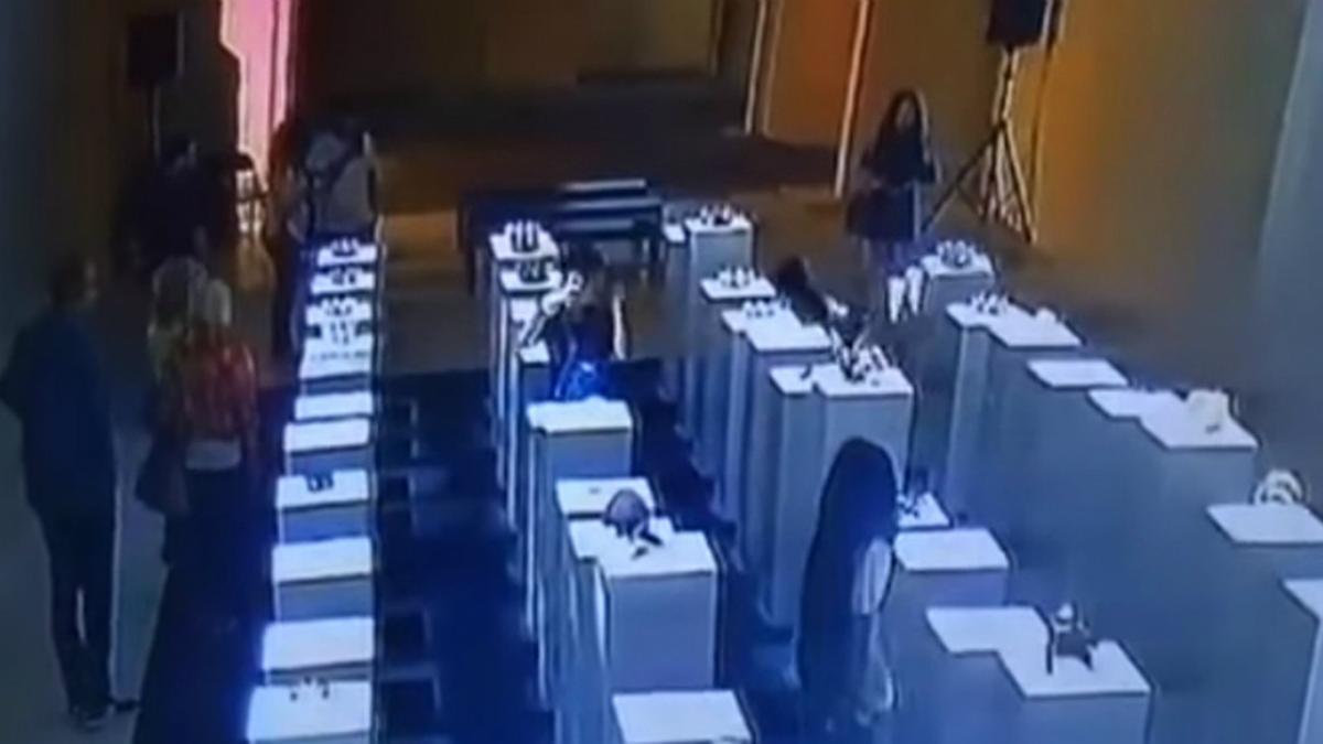 Captura del momento en el que la joven destroza la exposición.