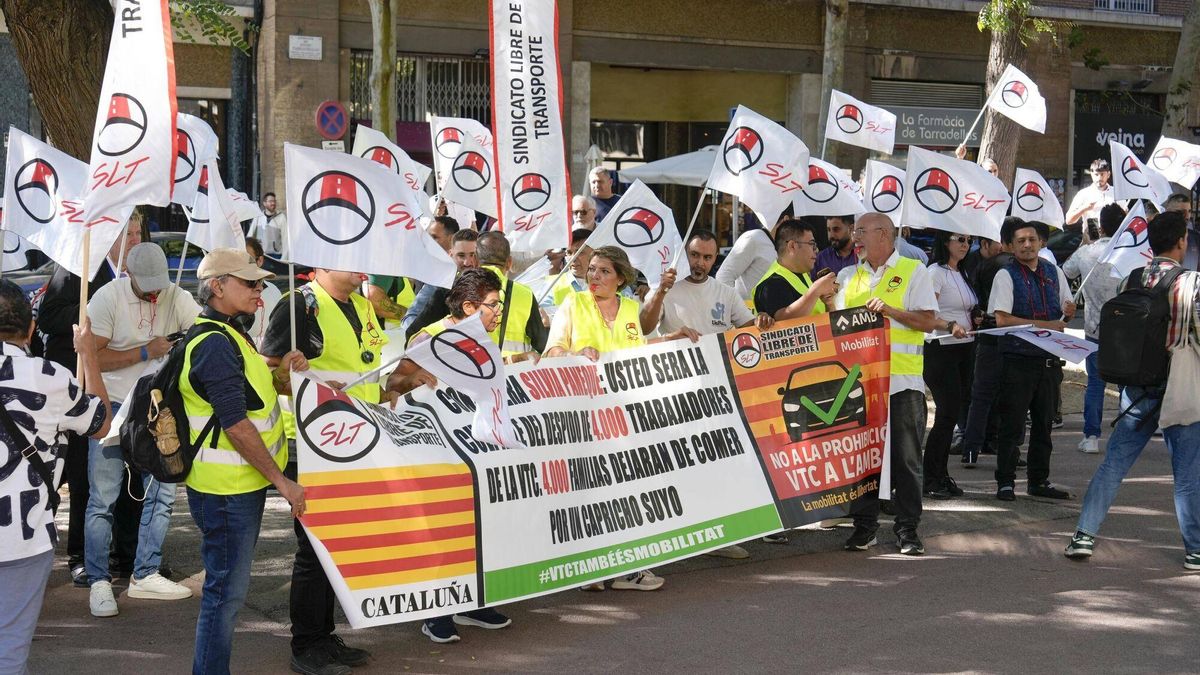 El sector de los VTC protesta delante de Territori: "No nos dejan trabajar"