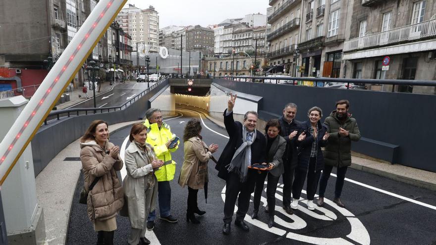 Rodríguez, Espinosa, Pardo, Fernández, Caballero, Caride, Rivas, Rodríguez y Gómez, ante el túnel. |   // R.G.