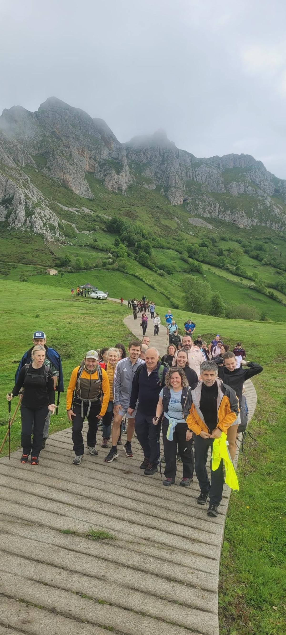 Senderistas durante el recorrido al Anillo Sacro.