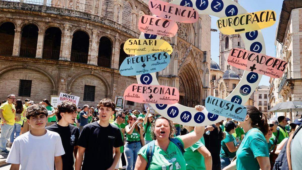 Huelga de profesores: Manifestación de docentes por el centro de València