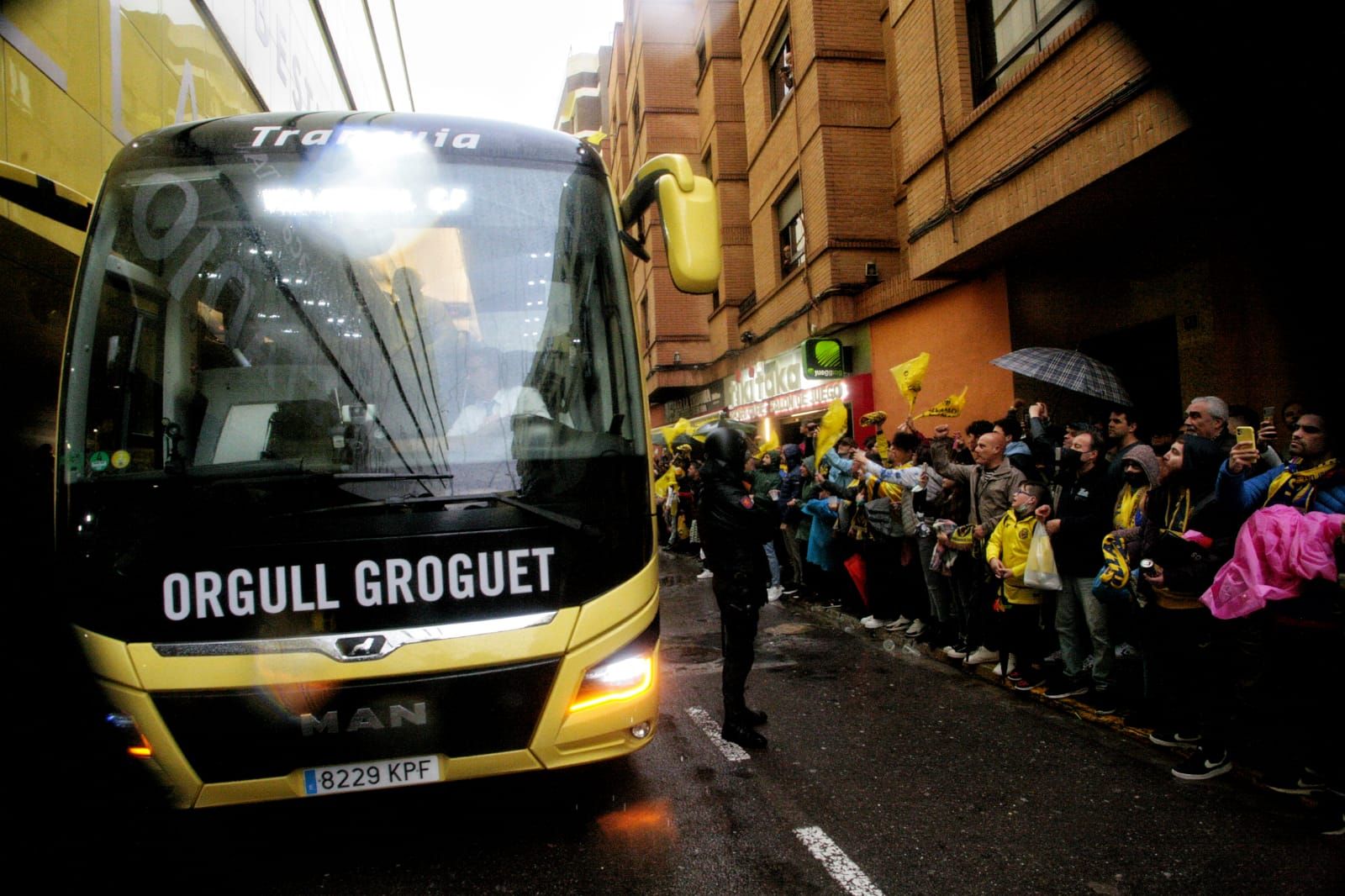 Fotogalería | La lluvia no frena a la afición del Villarreal para ver a su equipo en la final Champions