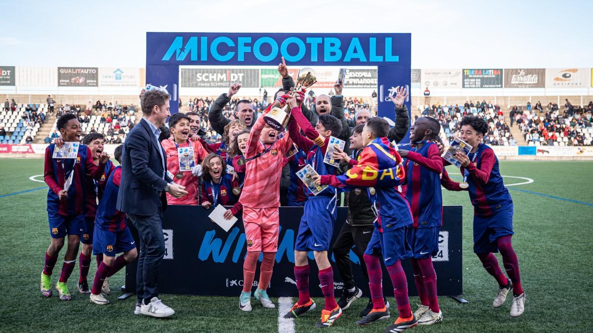 El Barça U12 aleví celebrant el títol a la gespa de l'Estadi de Vilatenim