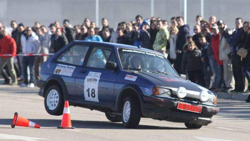 Un coche en plena acción durante un evento anterior.