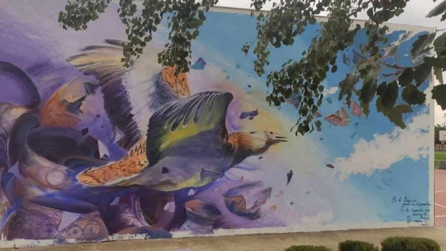 Una alegoría de la historia de San Cristóbal de Entreviñas, el nuevo mural del gimnasio de la localidad