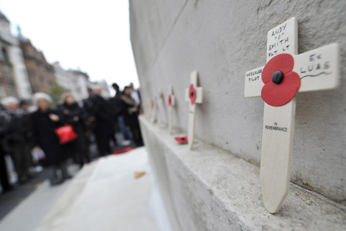Algunes persones envolten el monument als gloriosos morts, decorat amb creus durant la missa celebrada amb motiu del Dia de l’Armistici, que commemora el final de la primera guerra mundial, a Londres.