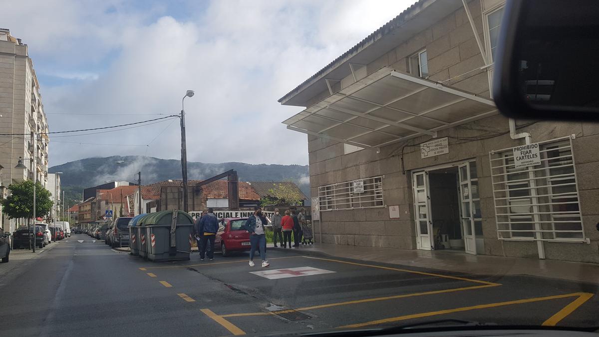 Usuarios, ayer, esperando en el centro de salud de Moaña. / F.G.S.