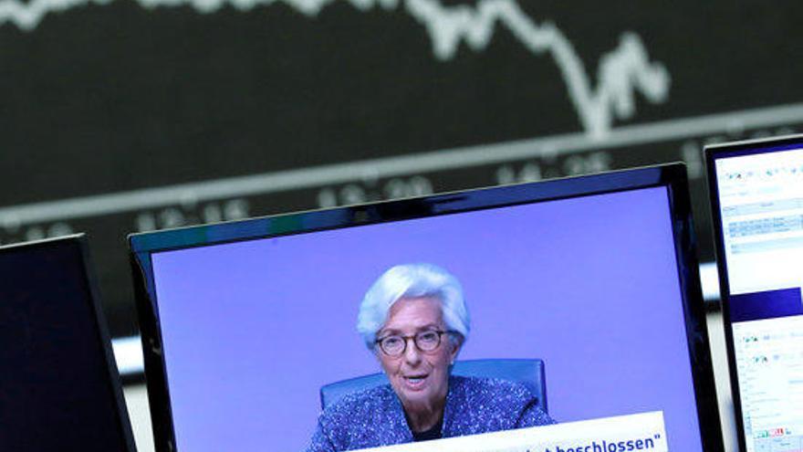 La presidenta del BCE, Christine Lagarde, compareixent a través d&#039;una pantalla