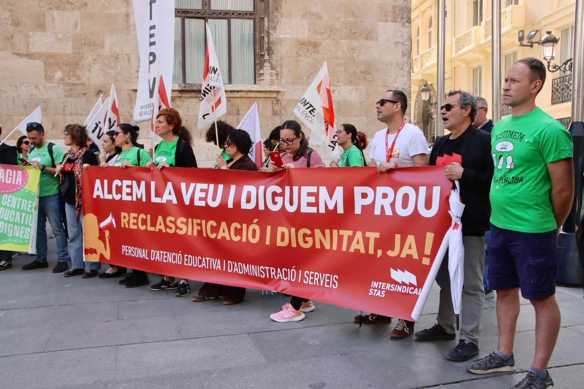 Los sindicatos de profesores apuntan directamente a Pérez Llorca: "Queremos negociar" Los sindicatos de profesores apuntan directamente a Pérez Llorca: "Queremos negociar"