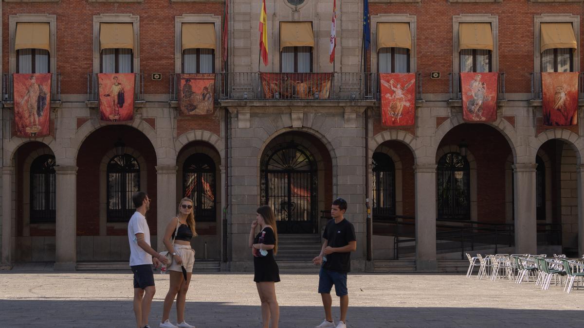 La fachada del Ayuntamiento, también decorada para el mercado romano