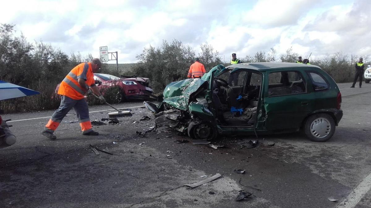 Un muerto en una colisión entre dos turismos en la carretera N-331 en Lucena