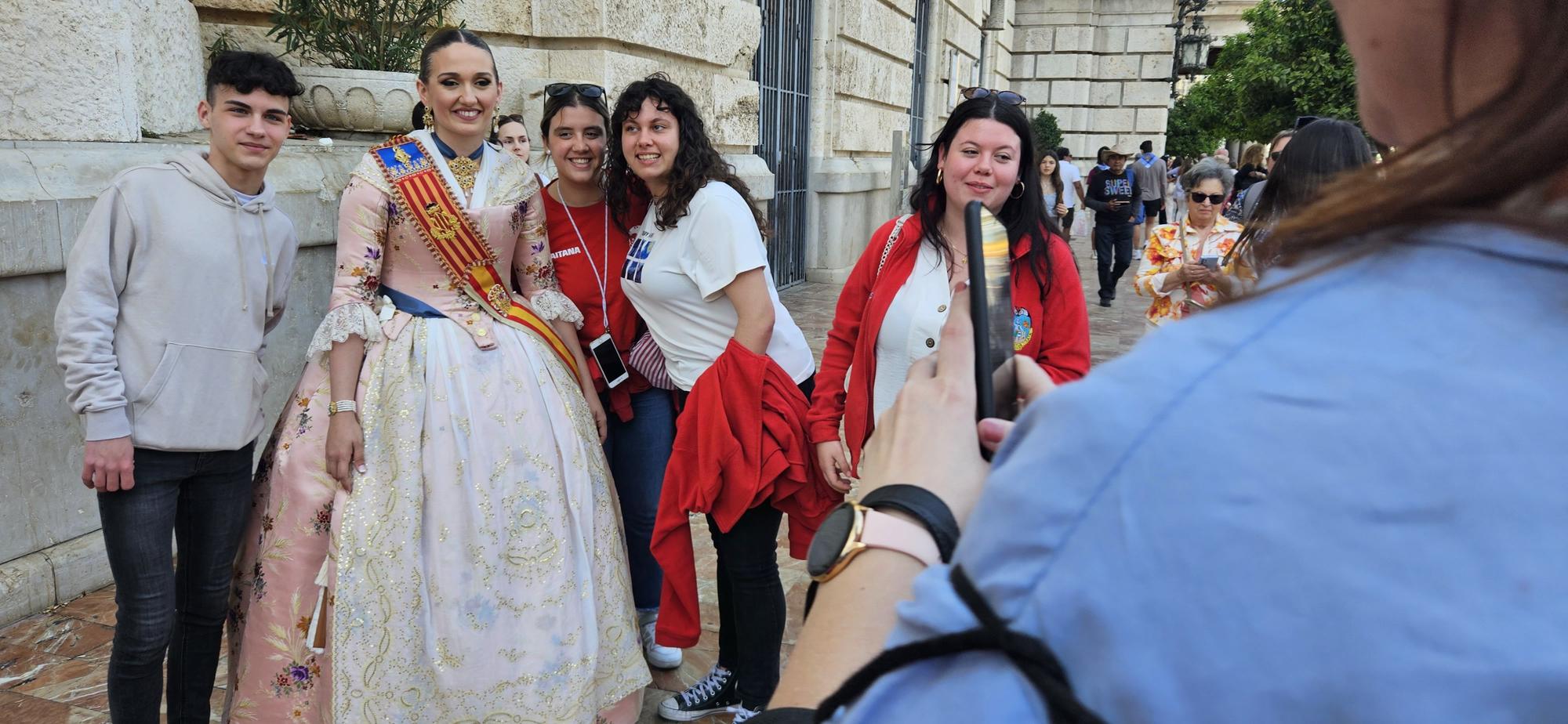 Y en la salida, el baño de multitudes: todas quieren foto con Laura