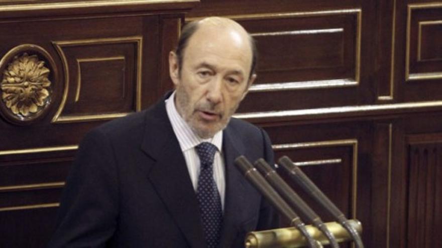 Rubalcaba anuncia una moción de censura si Rajoy no comparece en el Congreso