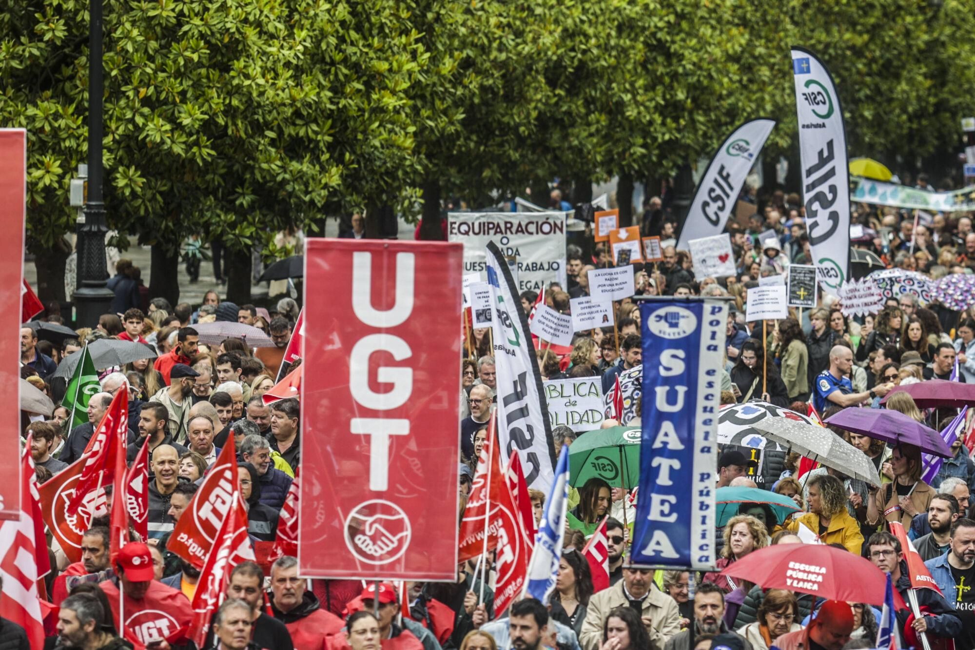 EN IMÁGENES: Así fue la gran manifestación de profesores por la enseñanza pública asturiana