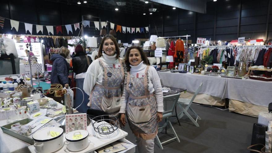 Por la izquierda, Carmen García y Aurora Braña, ayer, en el pabellón central del recinto ferial Luis Adaro, durante la primera jornada de la 44.ª Feria de Stocks del Comercio.