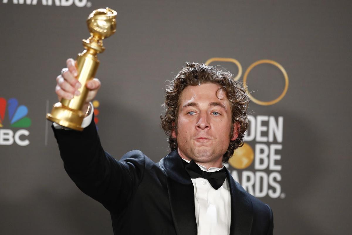 El actor estadounidense Jeremy Allen White posa con su premio a Mejor Actor de Serie Musical o de Comedia.