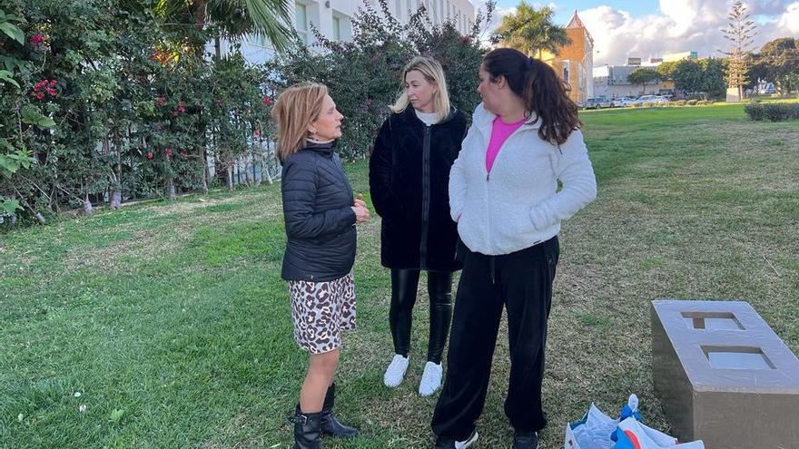 La socialista Begoña Medina junto a voluntarios que colaboran con el cuidado de las colonias de gatos ferales en Málaga