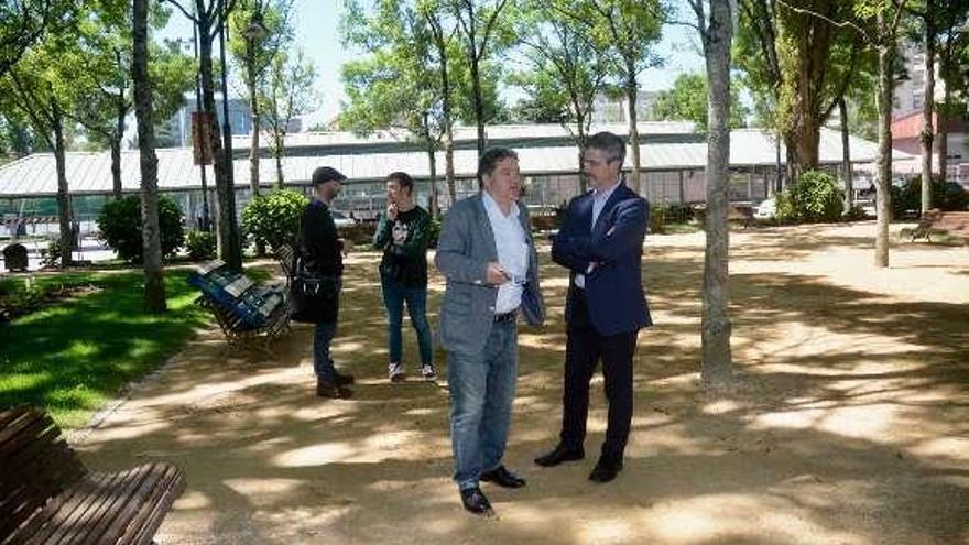 Miguel Fernández Lores visitó ayer los trabajos. // Rafa Vázquez