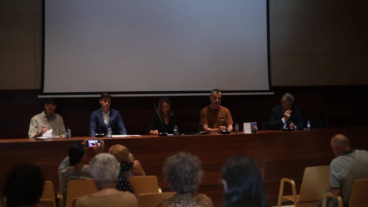 Participantes en la mesa redonda sobre Ramón Álvarez