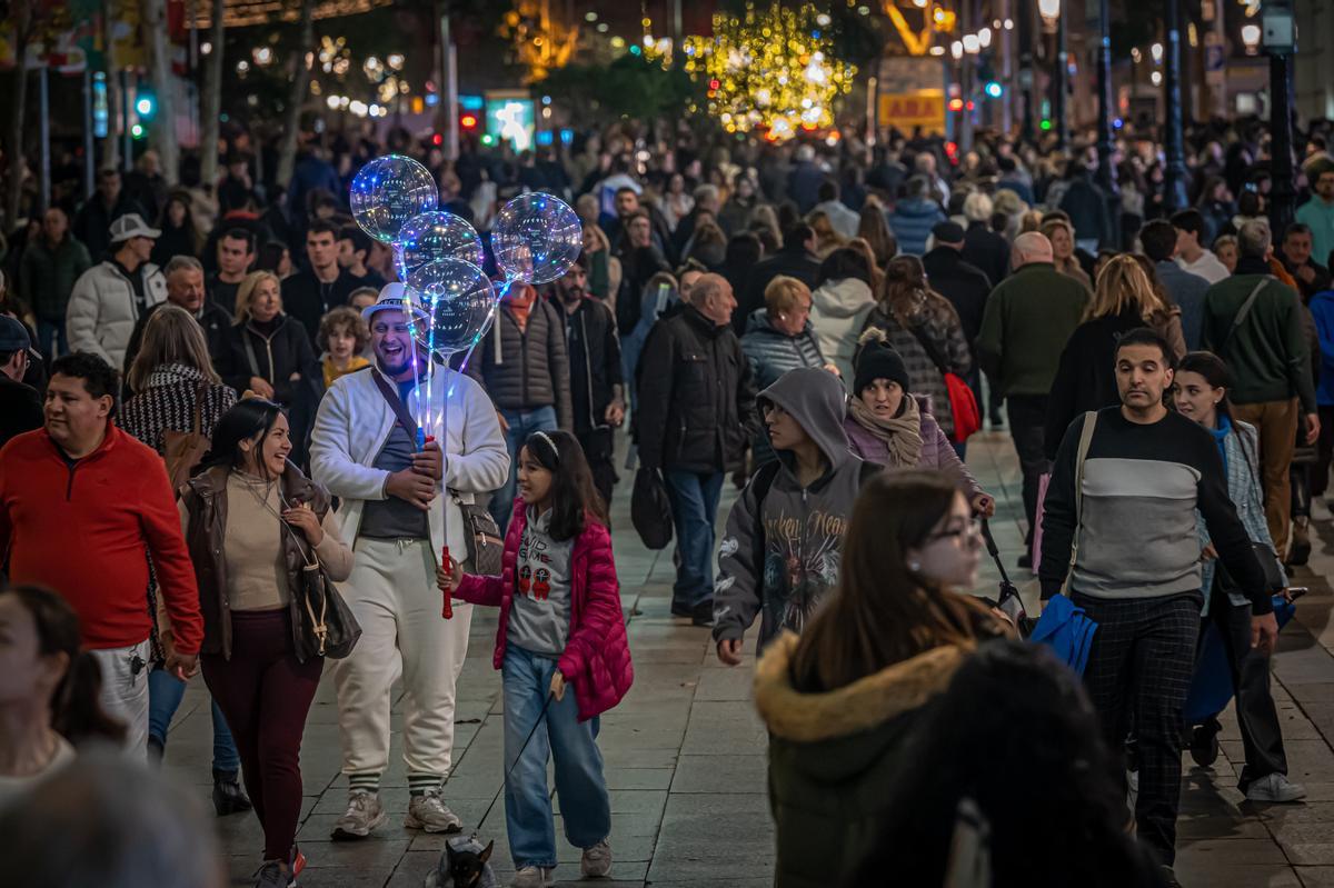 El centro de Barcelona repleto de compradores, ultimando los regalos de Reyes