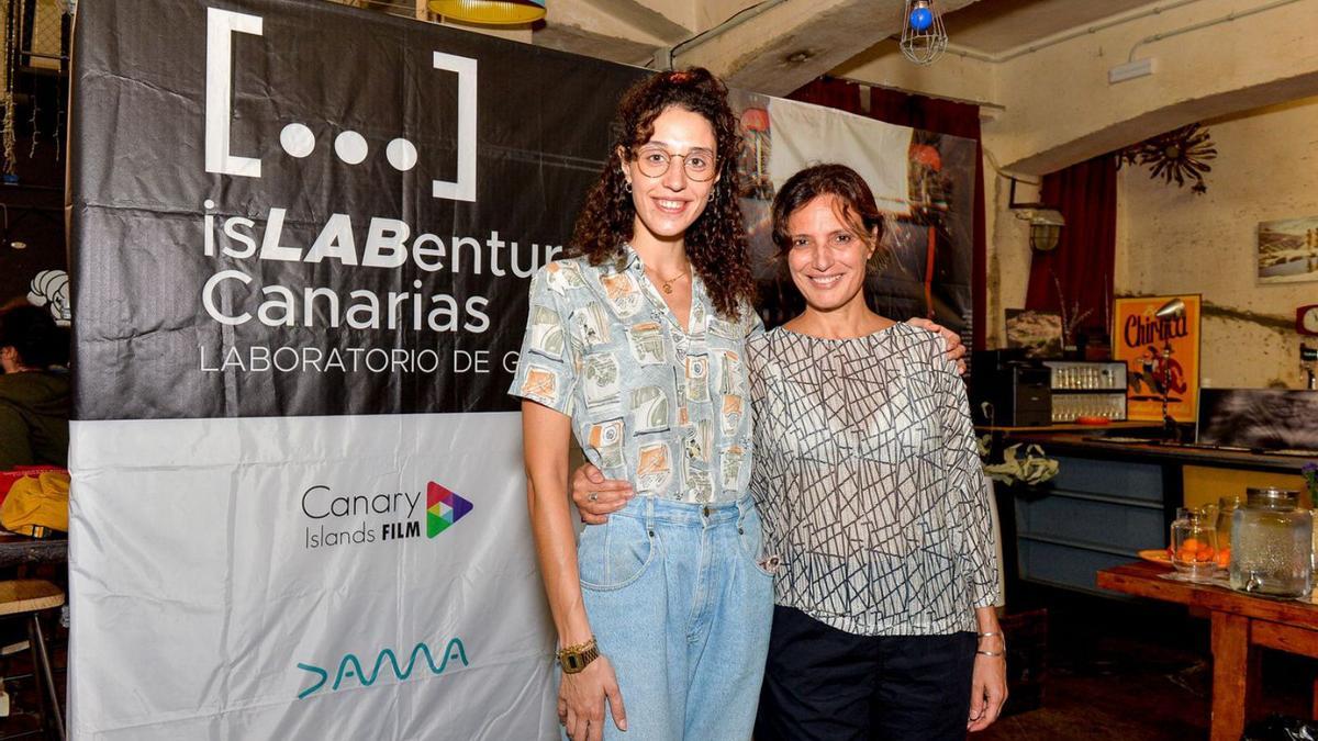 Las guionistas Marina Rúbies y Laura Martel, entre las premiadas por IslaBentura, el viernes en Talleres Palermo. | | JUAN CASTRO