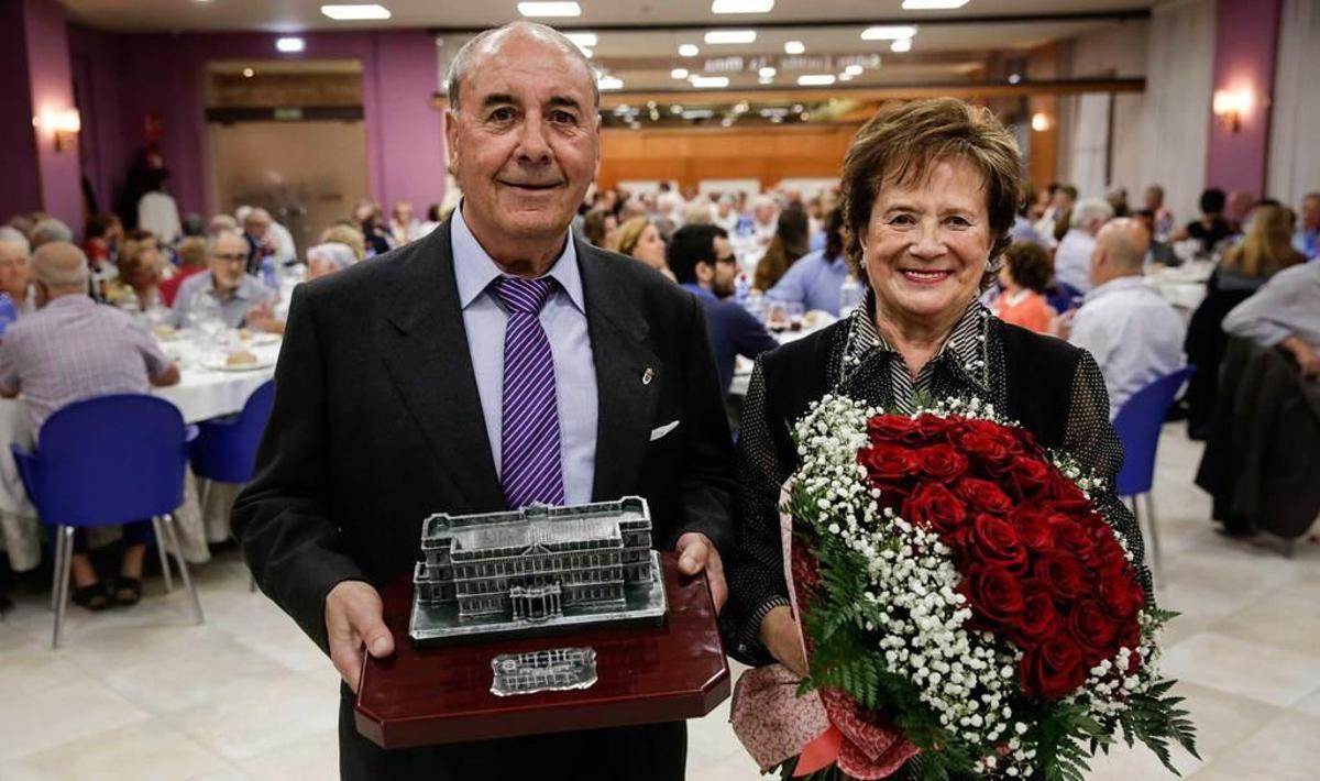 Ataúlfo Valdés y Manuela Rodríguez, ayer, en el Centro Asturiano, con los obsequios del homenaje a los "Abuelos del año".