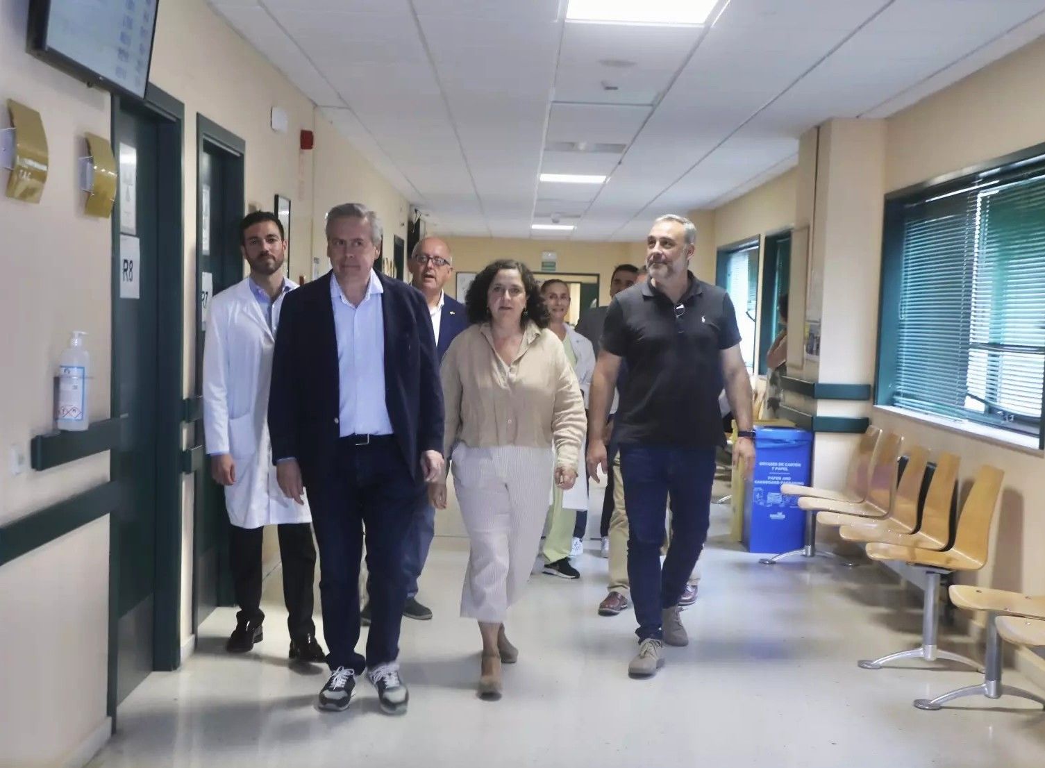 O conselleiro de Sanidade e a delegada da Xunta nunha visita ao Hospital de Barbanza.