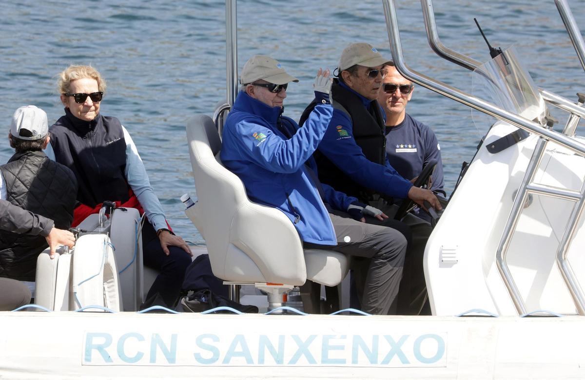 El Rey Juan Carlos y la Infanta Elena zarpan del puerto en la primera jornada de las regatas, a 18 de abril de 2026, en Sanxenxo (Pontevedra, Galicia, España
