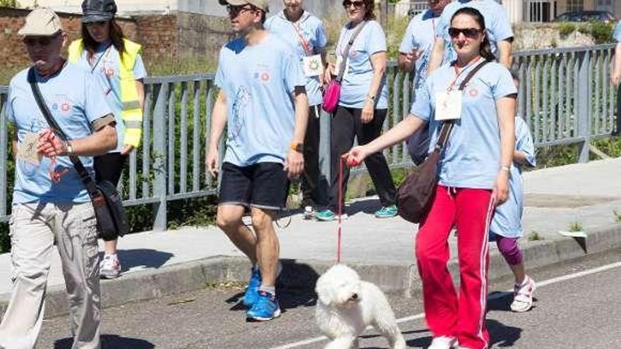 Más de 200 personas en la marcha solidaria de A Paralaia