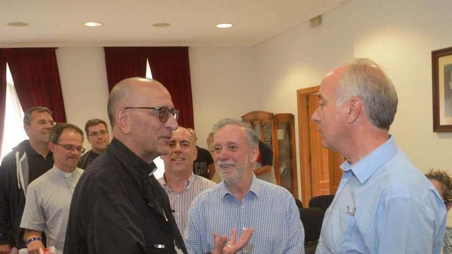 El arzobispo de Barcelona, Juan José Omella, conversa con el alcalde vilanovés, Gonzalo Durán. // N. Parga