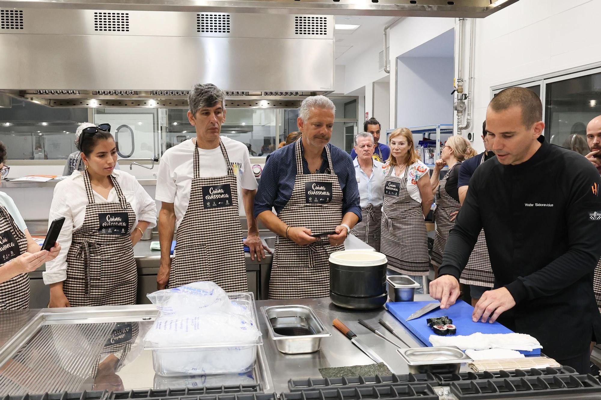 Clase magistral de sushi en la Escuela de Hostelería
