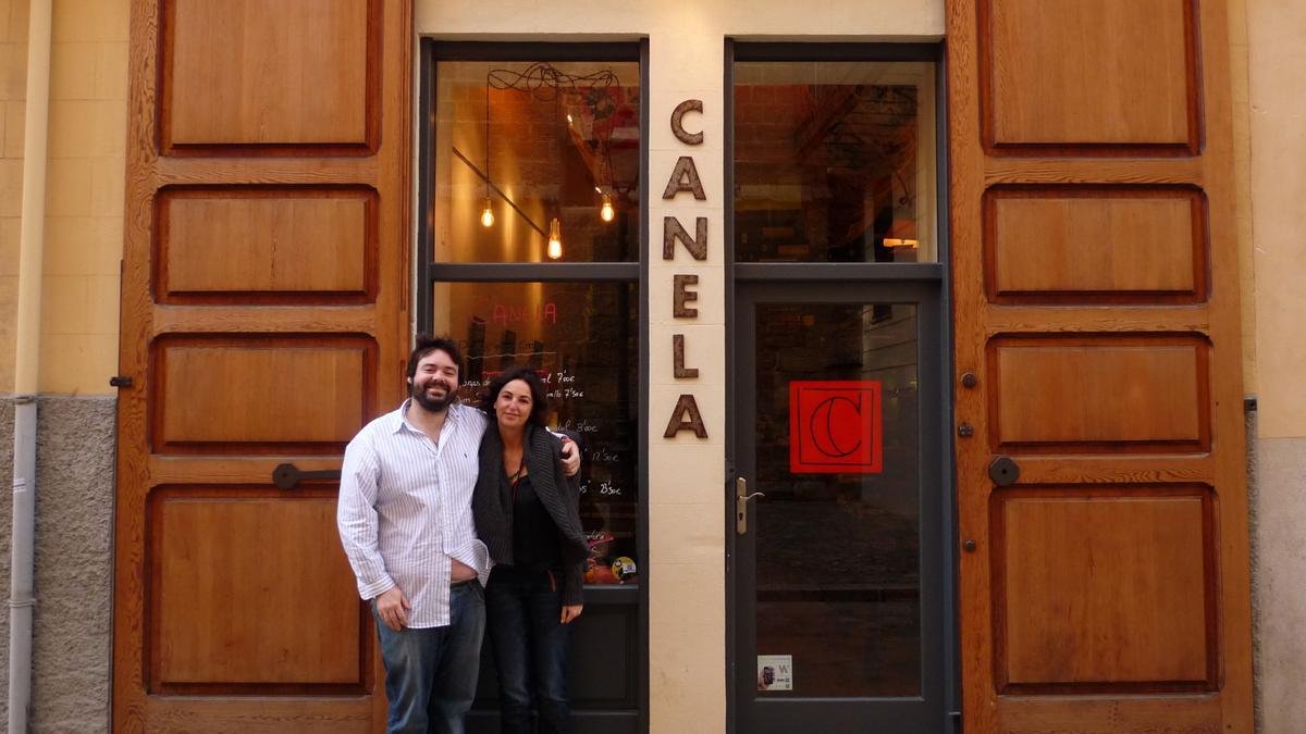 Fabián Fuster und seine Lebensgefährtin Irene Rigo vor dem gemeinsamen Restaurant Canela in Palma de Mallorca.