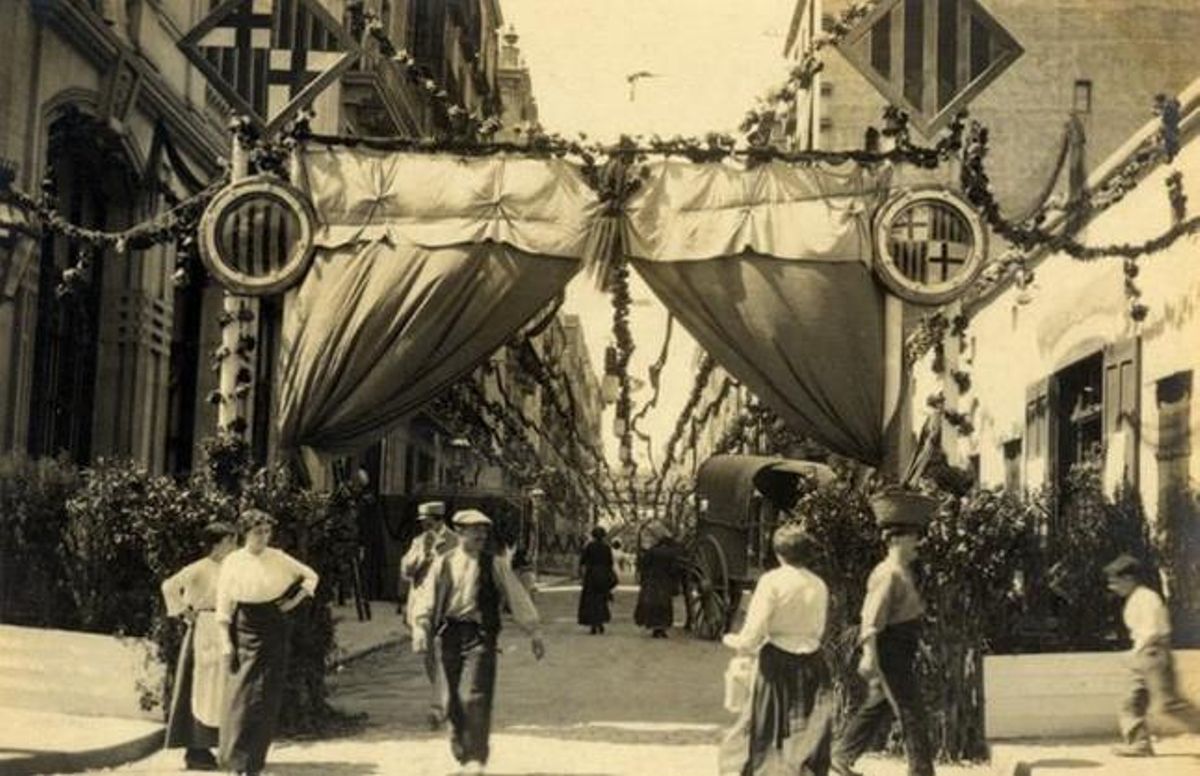 El carrer de Bonavista, guarnit durant les festes de Gràcia de 1914.