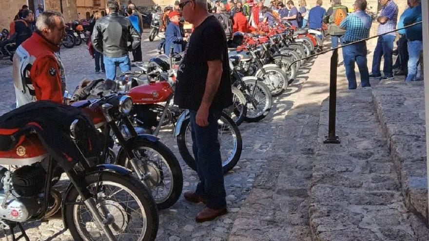 Un centenar de motos Montesa se dan cita en el pueblo del mismo nombre