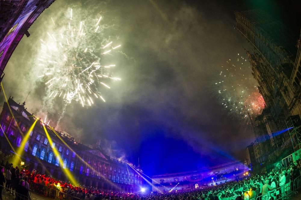 El espectáculo combinó los tradicionales fuegos artificiales con una proyección 3D y teatro en el entorno de la catedral de Santiago de Compostela