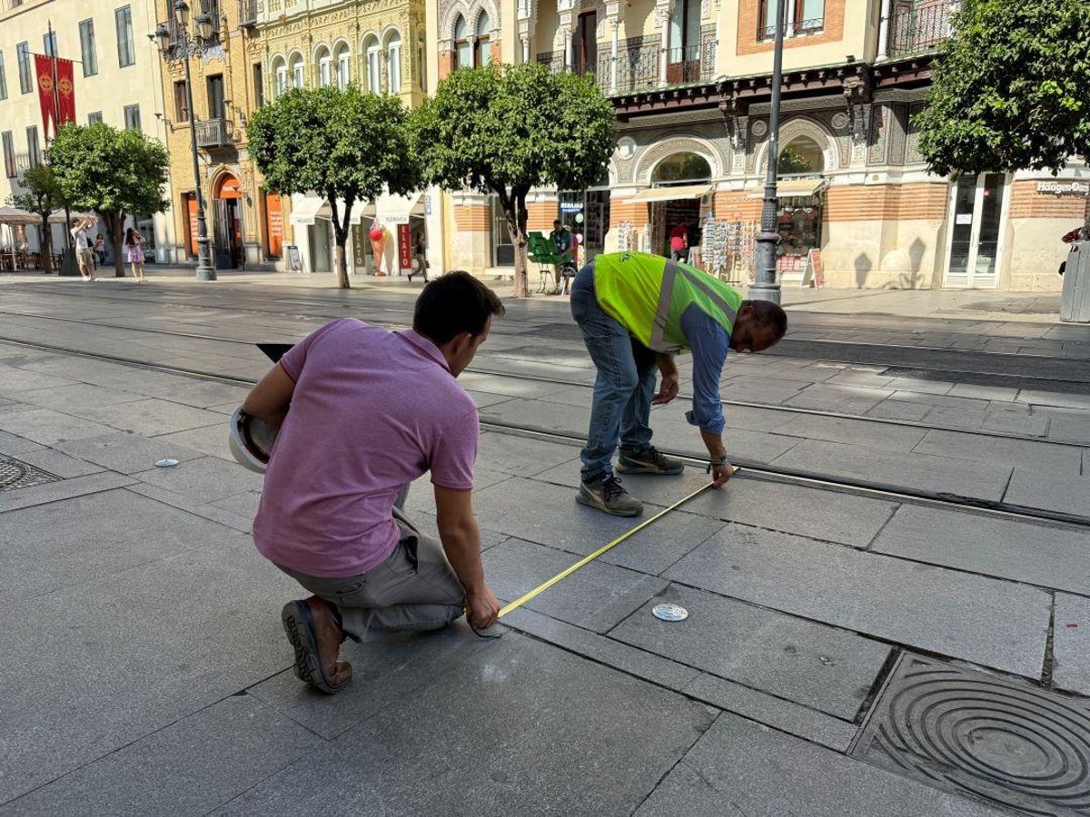 Primeros trabajos para la colocación de los toldos de la Avenida de la Constitución
