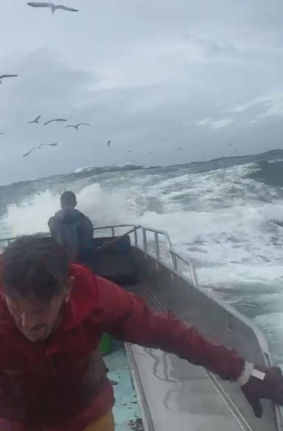Proa del arrastrero “Mar
Mares”, en medio de la
tormenta. | // CEDIDA