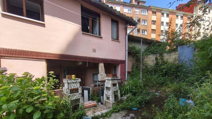 Los vecinos del ovetense barrio de San Lázaro alertan ante la "okupación" y la venta de drogas en la calle Armando Collar