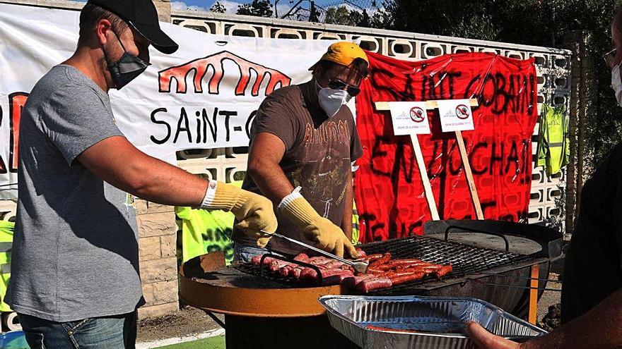 Tots els treballadors de Saint-Gobain de l&#039;Arboç secunden  la vaga indefinida