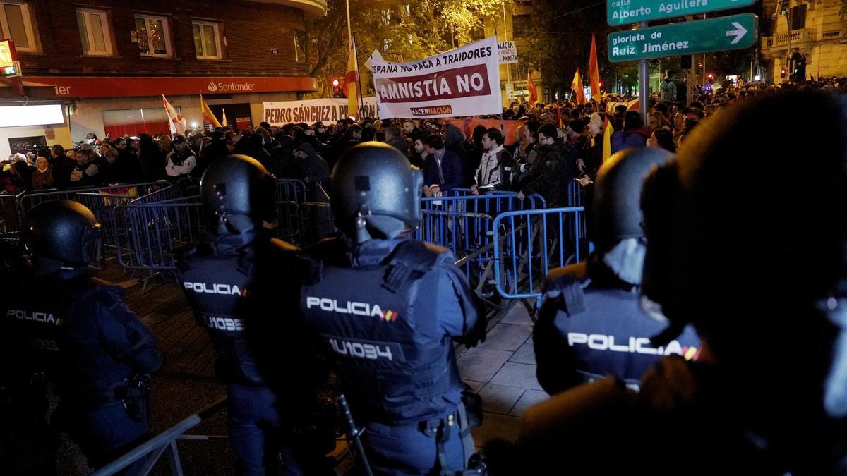 Varios manifestantes claman otra noche más contra la amnistía en varias zonas de Madrid, en imágenes.