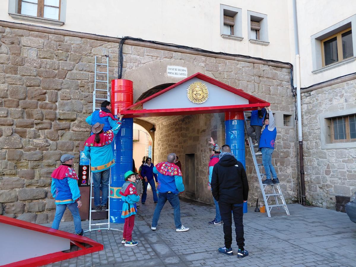 Solsona ja llueix de Carnaval amb les Enramades dels carrers